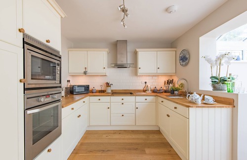 Folkestone Cottage | Bay View - a holiday let by Bloom Stays that sleeps 5 guests in 3 bedrooms