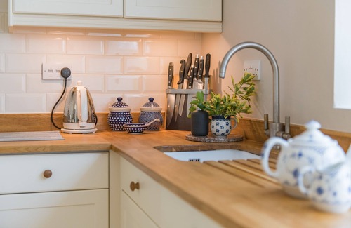 Folkestone Cottage | Bay View - a holiday let by Bloom Stays that sleeps 5 guests in 3 bedrooms