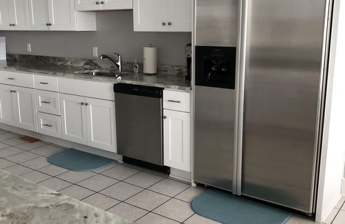Willoughby Spit Cottage | Bay View Bungalow by the Pier - Swimming Pool and Pet Friendly