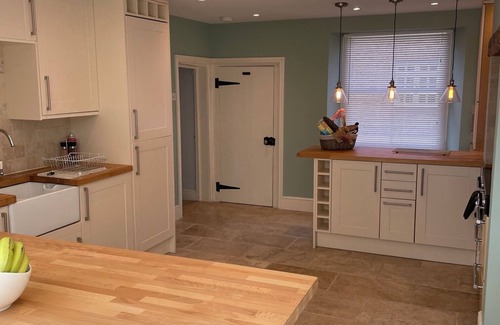 Sewerby House | Bay View House, Luxury Coastal Retreat, Sea Views , Hot Tub and Private Parking