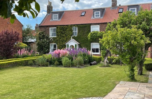 Sewerby House | Bay View House, Luxury Coastal Retreat, Sea Views , Hot Tub and Private Parking