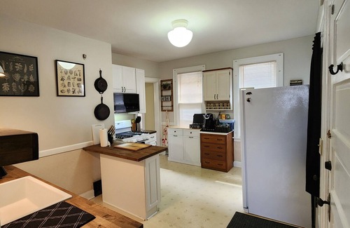 Bay View Apartment | Bay View Milwaukee beauty, walk to most, w WiFi and central heat/AC