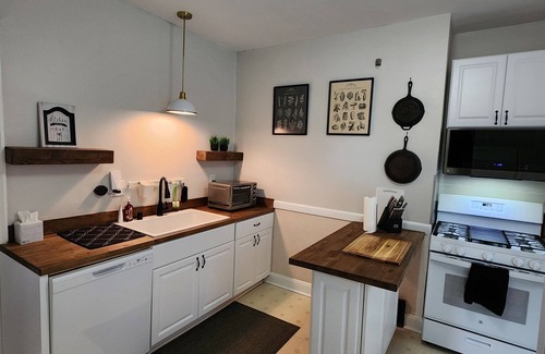 Bay View Apartment | Bay View Milwaukee beauty, walk to most, w WiFi and central heat/AC