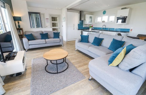 Portreath Cottage | BAY VIEW, pet friendly, with pool in Portreath