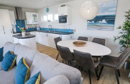 Portreath Cottage | BAY VIEW, pet friendly, with pool in Portreath
