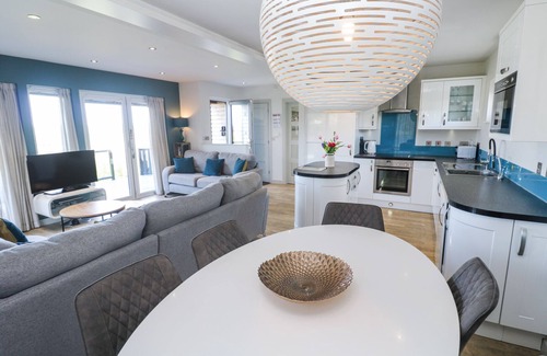 Portreath Cottage | BAY VIEW, pet friendly, with pool in Portreath