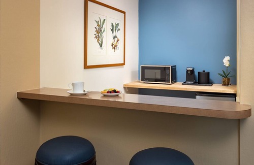 Crown Point Hotel | Bay View Studio Queens, Catamaran Resort, Pvt Beach, Spa, Near SeaWorld