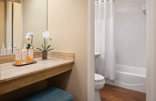 Crown Point Hotel | Bay View Studio Queens, Catamaran Resort, Pvt Beach, Spa, Near SeaWorld
