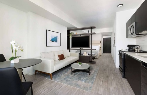 Downtown Miami Hotel | Bay View Studio Suite with King Bed at The Elser Hotel Miami