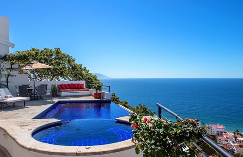 Amapas Villa | BAY VIEWS, HILLSIDE LUXURY VILLA