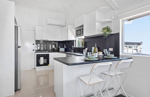 Redcliffe Apartment | * Bay Vista * Two Bedroom Waterfront Apartment