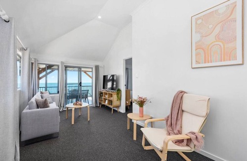 Redcliffe Apartment | * Bay Vista * Two Bedroom Waterfront Apartment