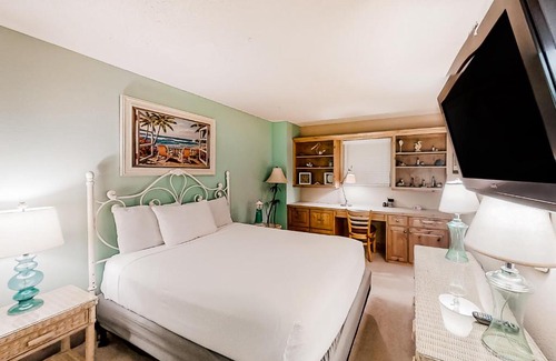 Crescent Beach Hotel | Bay Watch 0732