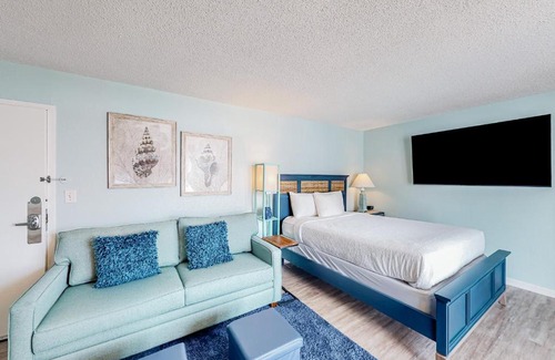 Crescent Beach Hotel | Bay Watch 0801