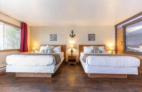 Ocean Shores Hotel | Bay Watch - 1 Bedroom Suite with 3 Queen Beds at Wanderlust Inn, Pet Friendly