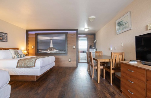 Ocean Shores Hotel | Bay Watch - 1 Bedroom Suite with 3 Queen Beds at Wanderlust Inn, Pet Friendly