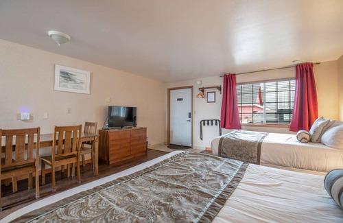 Ocean Shores Hotel | Bay Watch - 1 Bedroom Suite with 3 Queen Beds at Wanderlust Inn, Pet Friendly