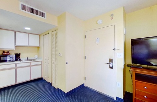 Crescent Beach Hotel | Bay Watch Resort & Conference Center