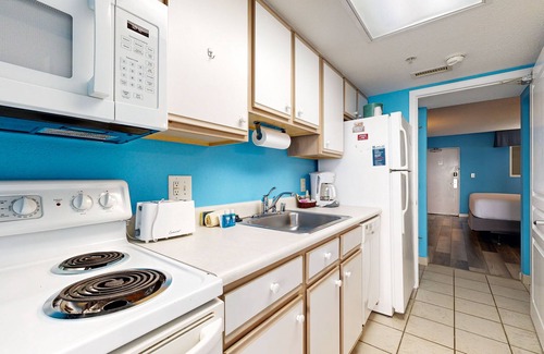 Crescent Beach Hotel | Bay Watch Resort & Conference Center