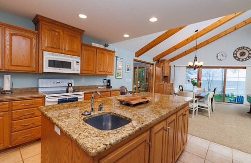 Brussels Cottage | Bay Waterfront - Pet Friendly - Cozy Shore