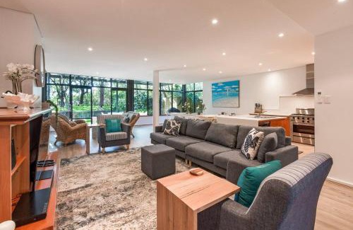 Broadwater House | Baydream Believer - Lush Beachfront Resort Escape
