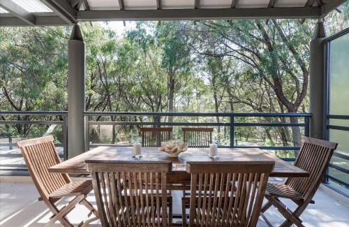 Broadwater House | Baydream Believer - Lush Beachfront Resort Escape