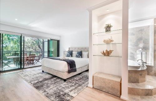 Broadwater House | Baydream Believer - Lush Beachfront Resort Escape