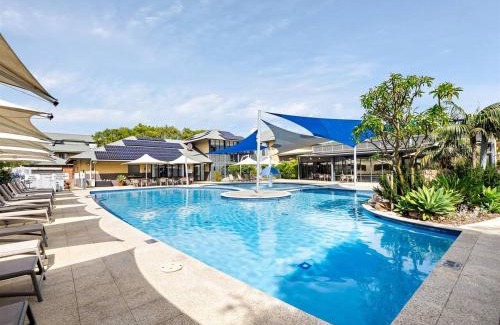 Broadwater House | Baydream Believer - Lush Beachfront Resort Escape