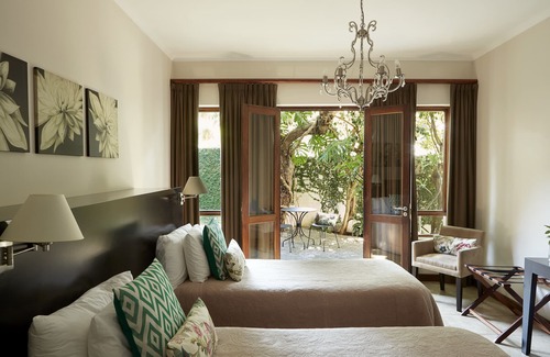 Three Anchor Bay Bed & Breakfast | Bayflowers Guesthouse