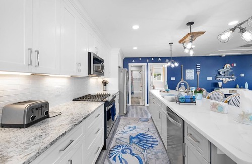 Villas House | Bayfront 6 bedroom 3 bath w/in-ground pool!