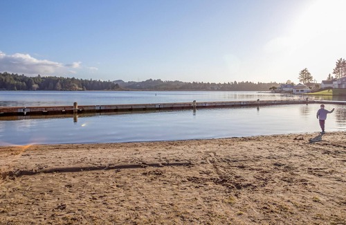 Lincoln City House | Bayfront Bungalow