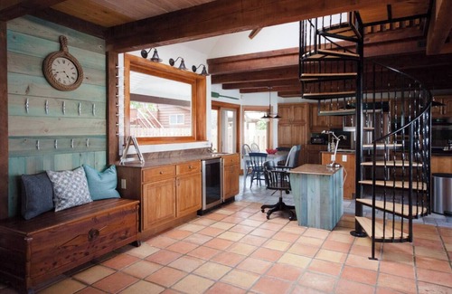 Gulf Breeze House | Bayfront Lodge-Beautiful & Unique East Bay Retreat