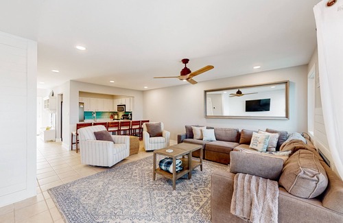 Heron Harbour Isle House | Bayfront townhome with 3 balconies, a shared pool & only 5 blocks to the beach