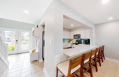 Heron Harbour Isle House | Bayfront townhome with 3 balconies, a shared pool & only 5 blocks to the beach