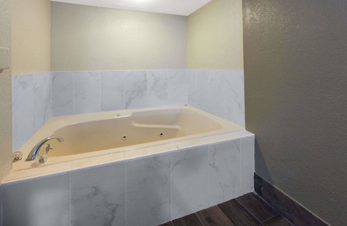 Detroit Hotel | Baymont by Wyndham Downtown Detroit