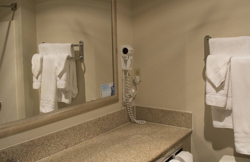 East Windsor Hotel | Baymont by Wyndham East Windsor Bradley Airport