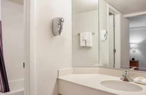 Fort Myers Hotel | Baymont by Wyndham Fort Myers Central