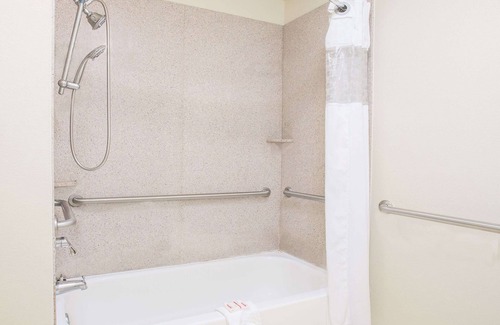 Greenville Hotel | Baymont by Wyndham Greenville