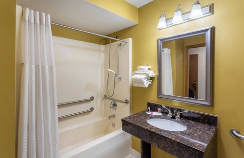 Harvard Hotel | Baymont by Wyndham Harvard