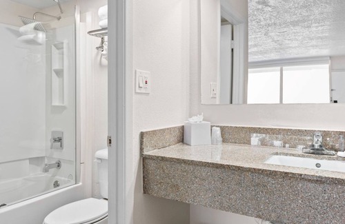 Northside Hotel | Baymont by Wyndham Jacksonville Airport