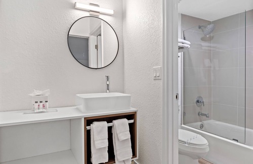 Northside Hotel | Baymont by Wyndham Jacksonville Airport