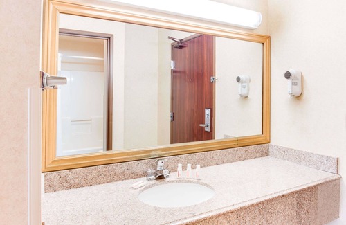 Kalamazoo Hotel | Baymont by Wyndham Kalamazoo West