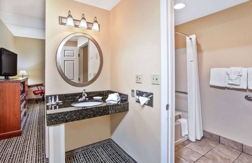 Ashley Oaks Hotel | Baymont by Wyndham Knoxville/Cedar Bluff