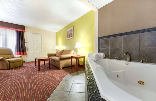 Buechel Hotel | Baymont by Wyndham Louisville East