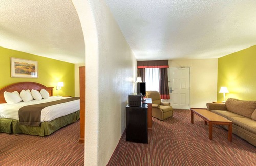 Buechel Hotel | Baymont by Wyndham Louisville East