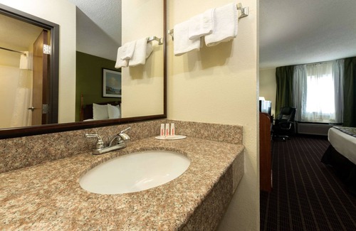 Hillview Hotel | Baymont by Wyndham Louisville South I 65