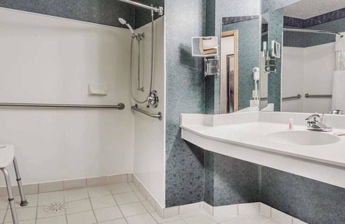 Mequon Hotel | Baymont by Wyndham Mequon Milwaukee Area