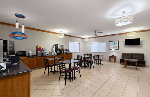 Waterloo Hotel | Baymont by Wyndham Waterloo