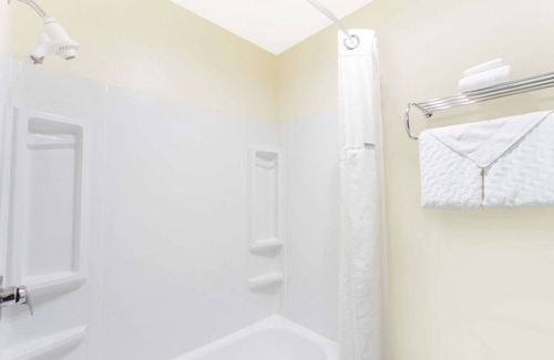 Waukesha Hotel | Baymont by Wyndham Waukesha