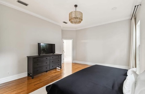 Bayshore Gardens House | Bayshore Garden Gem - Walk to everything in Hyde Park